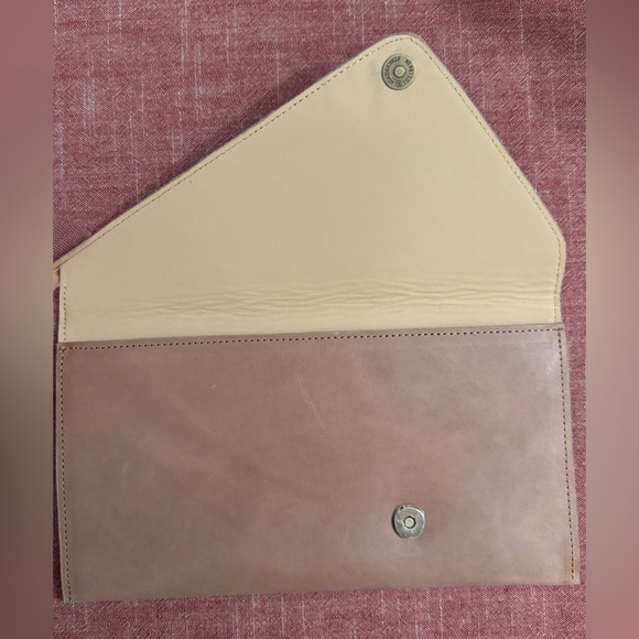 Nisolo Luisa Leather Clutch Almond Tan - Picture 4 of 15